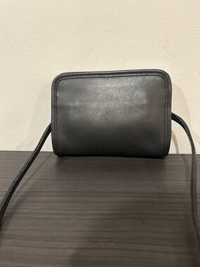 Vintage Coach leather crossbody bag. EUC